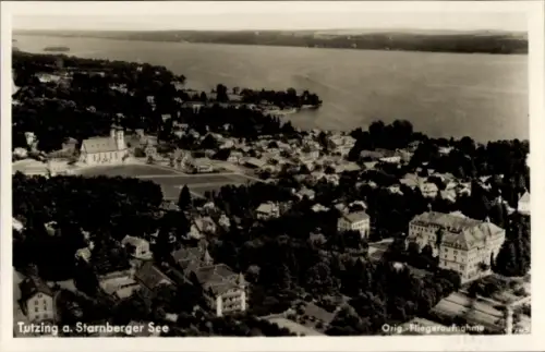 Ak Tutzing am Starnberger See Oberbayern, Luftaufnahme von Tutzing, Starnberger See, Kirche, Häus