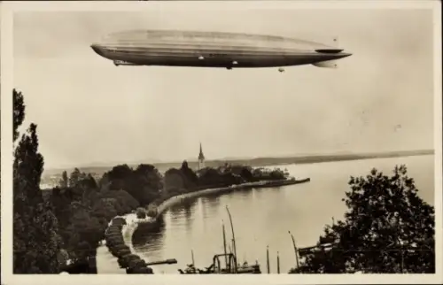 Ak Friedrichshafen am Bodensee, Graf Zeppelin über Friedrichshafen