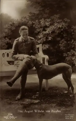 Ak August Wilhelm Prinz von Preußen, Portrait in Uniform, Windhund