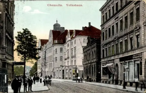 Ak Chemnitz in Sachsen,  Volkshaus, Straße, mehrere Personen, Bäume,  Architektur