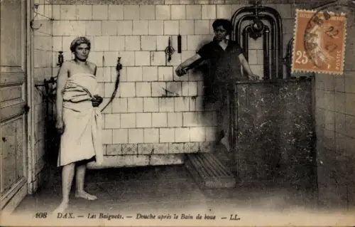 Ak Dax Landes, Mann in Dusche, Frau mit Wasserhahn,  Badeeinrichtung, weiße Fliesen