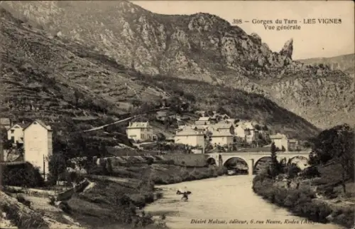 Ak La Málene Tarn, Gorges du Tarn, Landschaftsbild mit Fluss, Brücke, Häuser, Berge, französische