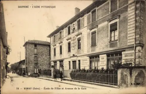 Ak Vinay Isère, Schule, Avenue de la Gare,  Architektur, ländliche Umgebung