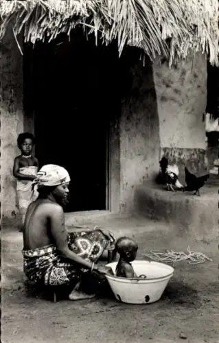 CPA Afrique Noire, La Toilette de Bebe