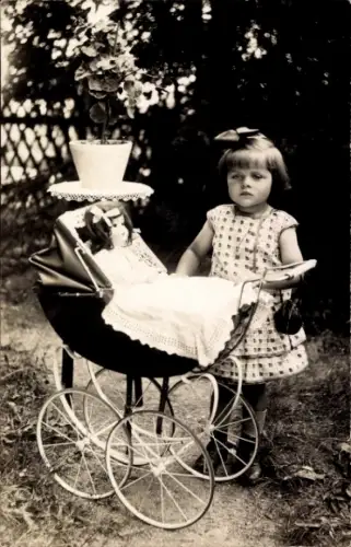 Foto Ak Kleines Mädchen mit Puppenwagen, Portrait