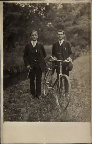 Foto Ak Zwei Männer mit Fahrrad, Portrait