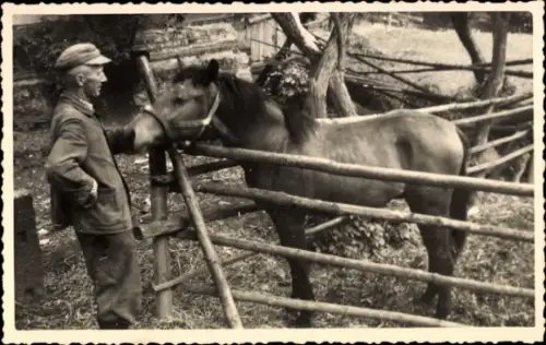 Foto Ak Mann mit einem Pferd, Holzzaun
