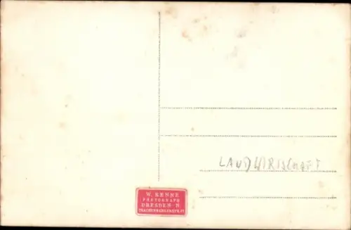 Foto Ak Mädchen, Hühnerhof