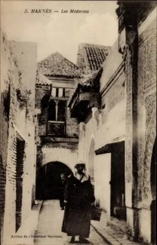 Ak Meknès Marokko,  Les Médersas, Straße mit Person,  Architektur