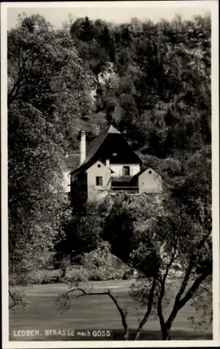 Ak Göss Leoben Steiermark, Schwarze und weiße Fotografie, Haus, Bäume, Fluss, Text: LEOBEN. STRAS