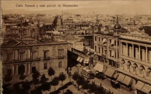 Ak Montevideo Uruguay, Calle Sarandi, teilweise Sicht auf  Stadtansicht, Straßenansicht