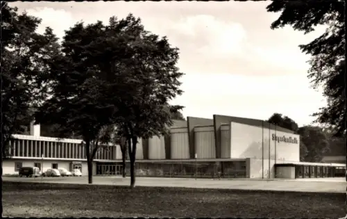 Ak Siegen in Westfalen, Siegerlandhalle, Bäume, Autos, Schwarz-Weiß-Fotografie