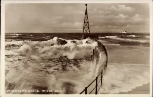 Ak Ostseebad Warnemünde Rostock, Ostseebad  Mole bei Sturm, hohe Wellen, Leuchtturm