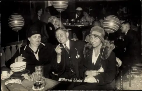 Foto Ak Menschen in einem Restaurant, Gruppenfoto, Zillertal