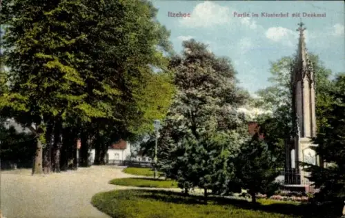 Ak Itzehoe in Holstein, Klosterhof mit Denkmal