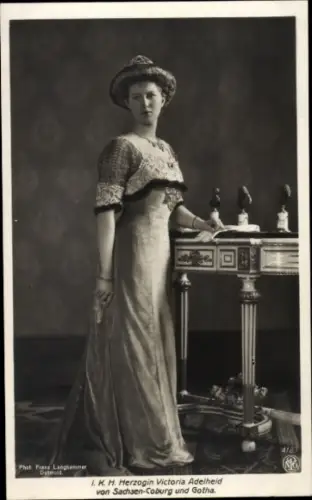 Ak Herzogin Victoria Adelheid von Sachsen Coburg Gotha, Standportrait