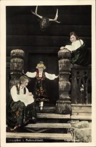 Ak Norwegen, Fröisöen i Nordfjord, Drei Frauen in norwegischer Tracht vor einem Haus.