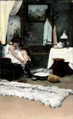 Ak Frau zieht Unterwäsche an, Strümpfe, Sessel, Teppich