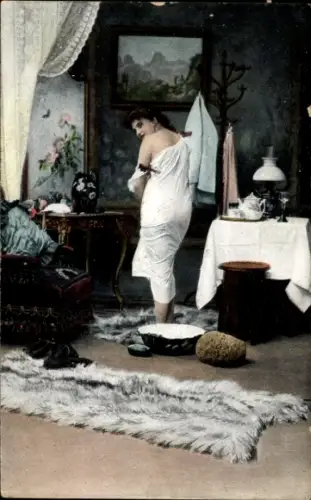 Ak Frau in weißes Badetuch gehüllt, Erotik