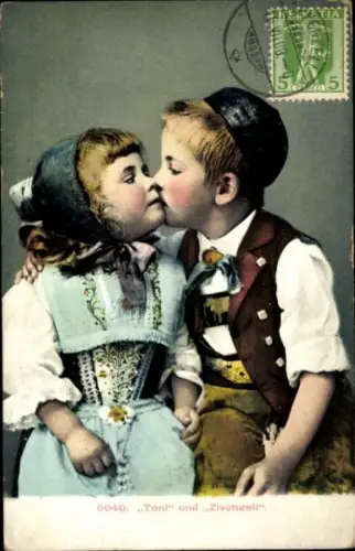 Ak Schweiz, Toni und Zischgeli, Zwei Kinder in Tracht küssen sich.