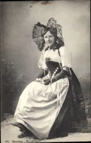 Ak Bern Stadt Schweiz, Eine junge Frau in Berner Tracht sitzt auf einem Stuhl.