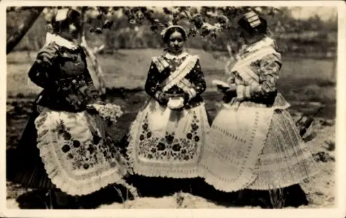 Ak Ungarn, Ungarische Mädchen in Feiertagskleider aus Kalocsa