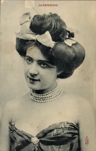 Ak Frau mit japanischem Haarschmuck, Perlenkette