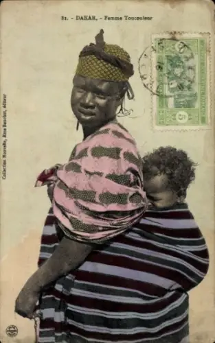 Ak Dakar Senegal, Toucouleur-Frau trägt ein schlafendes Kind auf dem Rücken.