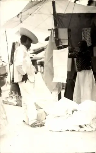 Foto Ak Südamerika? Marktszene, Verkäuferin, Stoffe