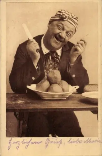 Ak Dicker Mann mit Messer und Gabel vor einem Teller voller Klöße