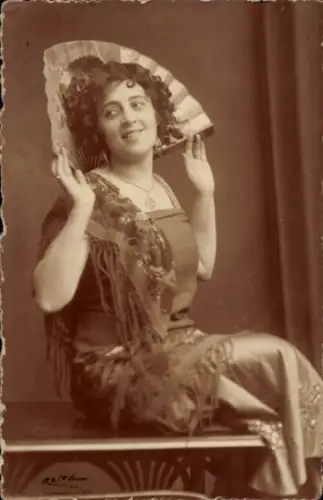 Ak Frau mit Fächer, Portrait