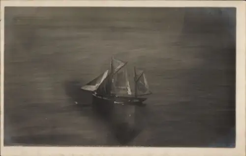 Foto Ak Segelschiff auf offenem Meer