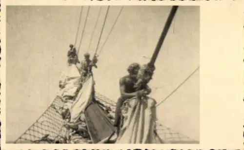 Foto Ak Segelschiff, Matrosen bei der Arbeit am Mast