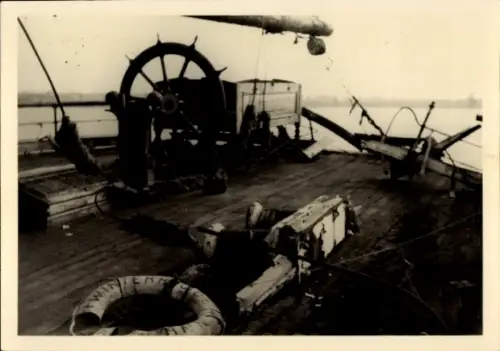 Foto Ak Zerfallendes Schiff im Hafen von Kiel, 1949