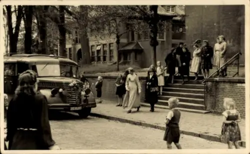 Foto Ak Geschmückter Autobus, Festgesellschaft auf einer Treppe