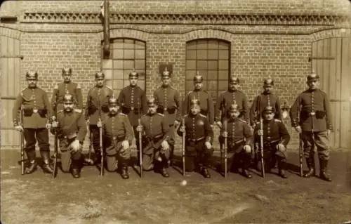 Foto Ak Deutsche Soldaten in Uniform, Pickelhauben