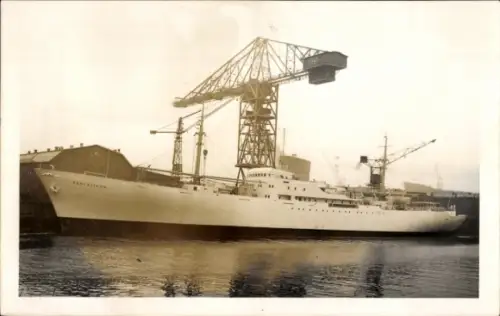 Foto Ak Frachtschiff Pentelikon, Reederei F. Laeisz, Hafen, Kräne