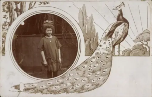 Foto Ak Mädchen, Portrit, Pfau