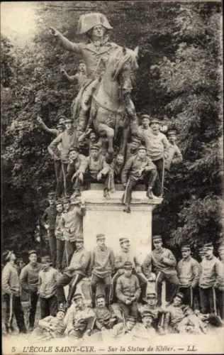 Ak Héricourt Haute Saône, Statue von Kléber, Soldaten auf Sockel, L'ÉCOLE SAINT-CYR, Gruppenaufna