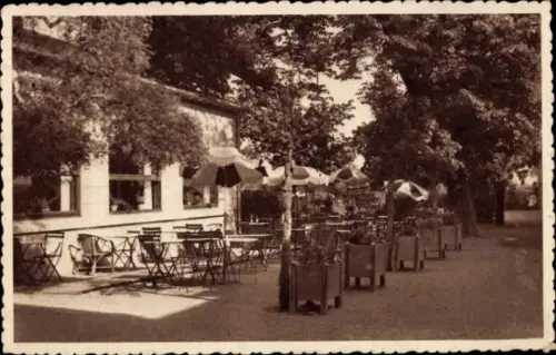 Ak Langeais Indre et Loire, Außenbereich eines Cafés mit Tischen, Stühlen und Sonnenschirmen