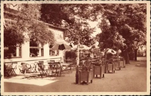 Ak Tours Indre et Loire, Terrasse mit Stühlen und Sonnenschirmen, Gebäude im Hintergrund, Schatte