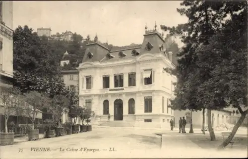 Ak Poitiers Vienne, La Caisse d'Epargne, Gebäude, Bäume, Menschen