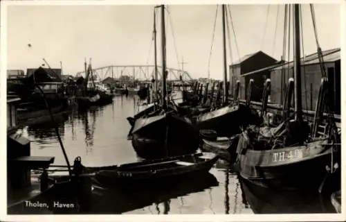 Ak Tholen Zeeland Niederlande, Hafenansicht, Boote, Brücke, Schwarz-Weiß-Foto