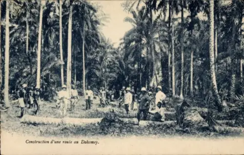 Ak Dahomey Benin, Bau einer Straße, Menschen bei der Arbeit, Palmen, Dahomey