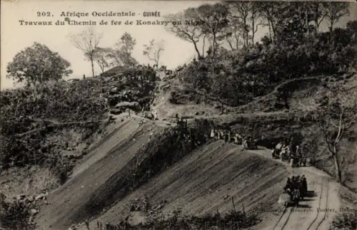 Ak Conakry Guinea, Arbeiter, Schienenbau, Landschaft, Bäume, Menschen, Zug, Guinea