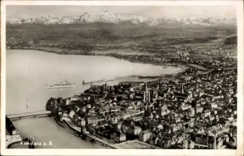 Ak Konstanz am Bodensee, Luftaufnahme von  Bodensee, Berge im Hintergrund, Schiffe auf dem Wasser