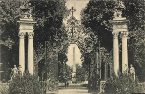 Ak Potsdam Sanssouci, Eingangstor mit Säulen, Obelisk im Hintergrund, Parklandschaft, Potsdam
