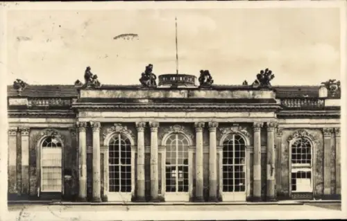 Ak Potsdam Sanssouci, Schloss Sanssouci, Hofseite, Mittelbau,  Architektur