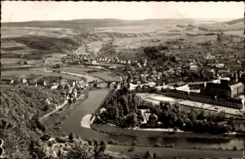 Ak Echternacherbrück in der Eifel, Landschaft mit Fluss, Brücke, Bäume, Häuser, Hügel