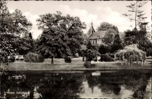 Ak Moers am Niederrhein, Schlosspark  Bäume, Teich, Schloss im Hintergrund